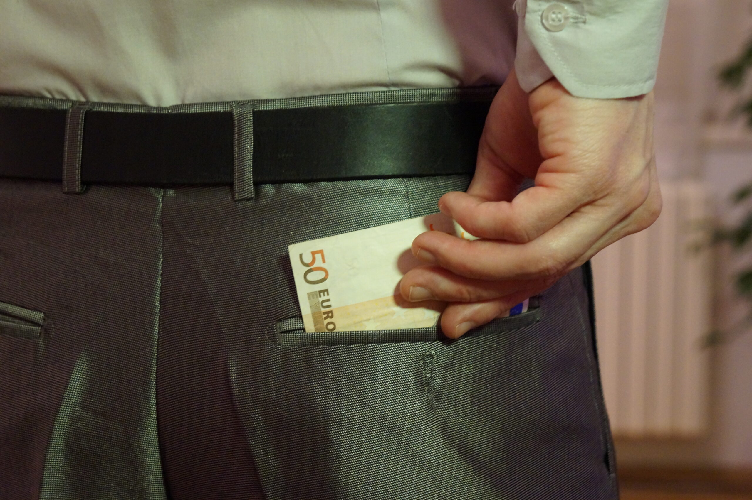 Nähe schlägt Verfahren: Vergaben und Stellen im öffentlichen Betrieb