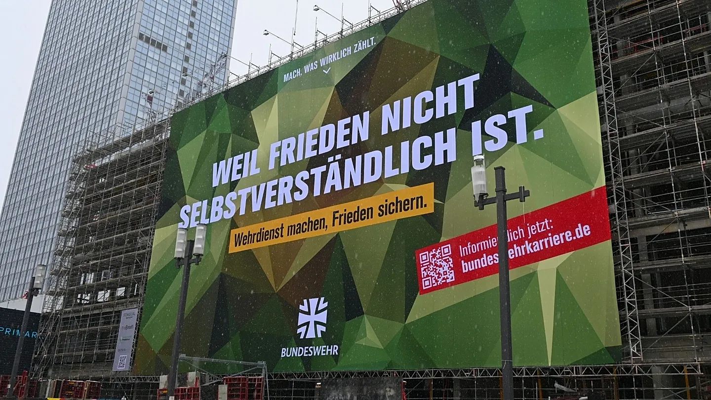 Irrtümer und Mythen der Militarisierung und Aufrüstung – mit Fabian Lehr 