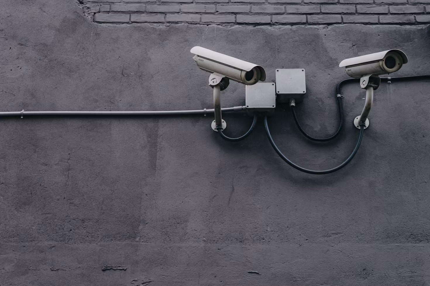 2 surveilance cameras